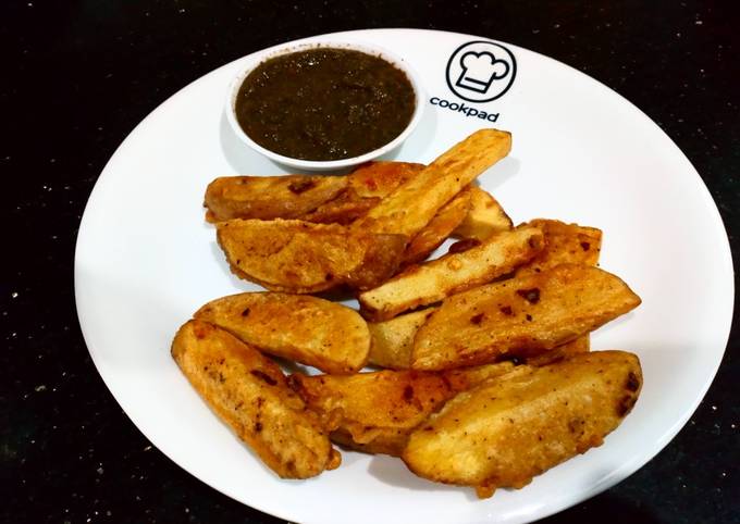 Crispy potato wedges with mint tomato chutni