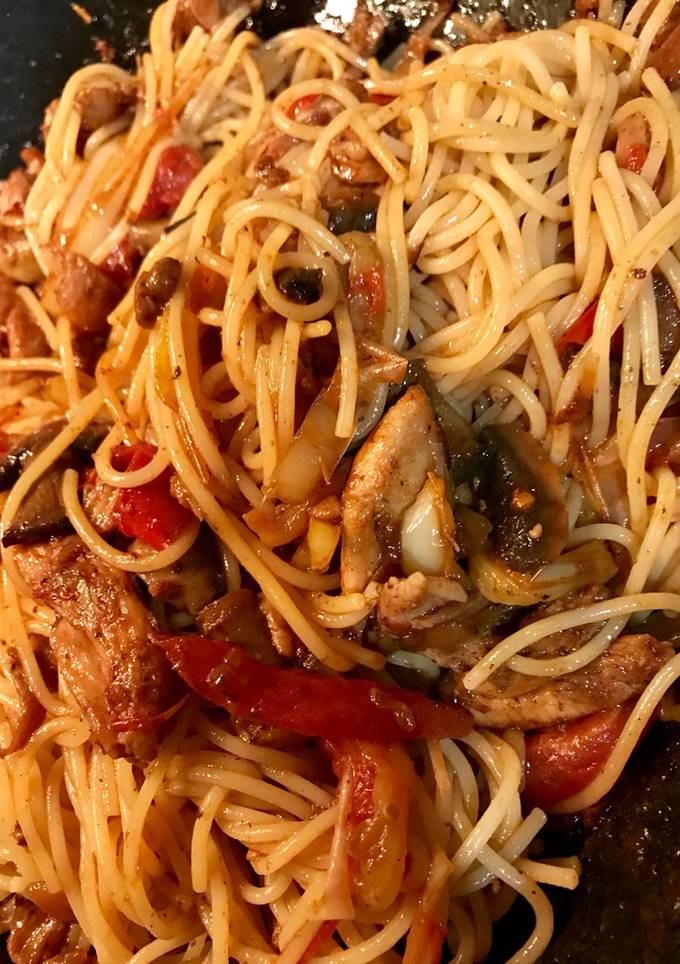 Спагетти с овощами и мясом WOK