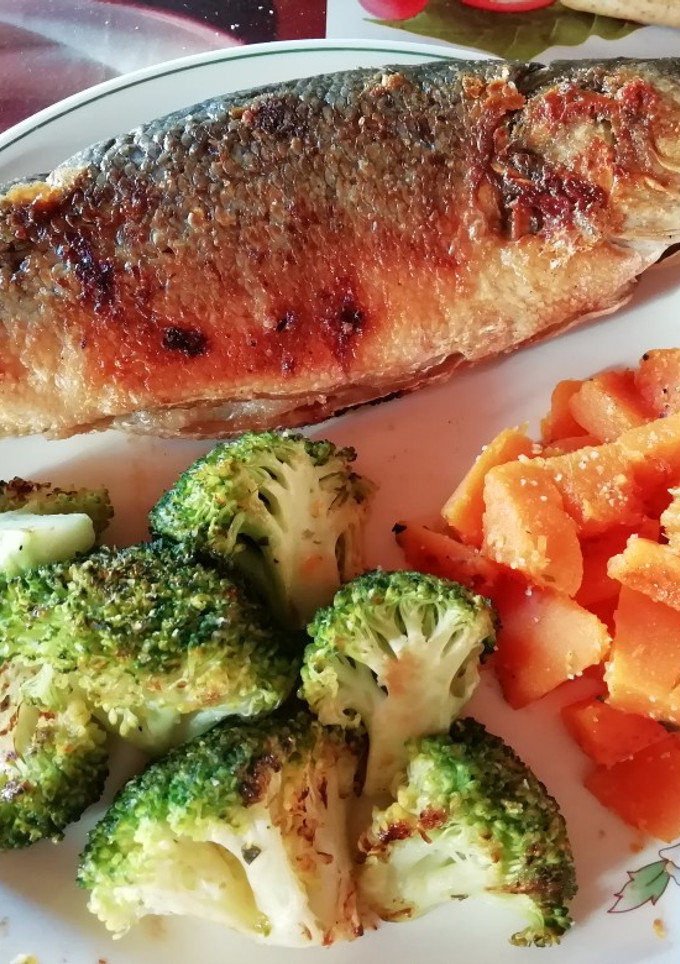 Una foto de Lubina acompañada de brócoli y calabaza a la plancha