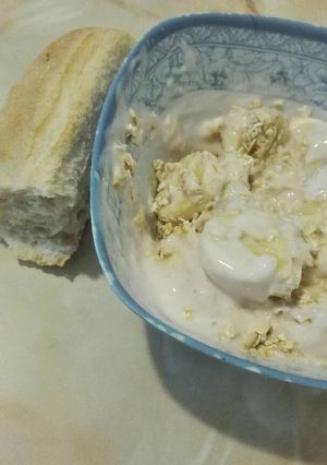 Una foto de Desayuno: avena con plátano y yogurt + 1/2 pan con palta