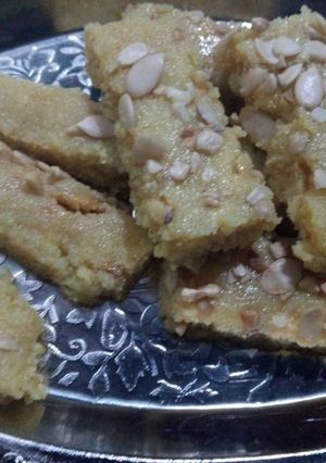 मिल्क पावडर बर्फी (milk powder barfi recipe in marathi) रेसिपी चे मुख्य फोटो 