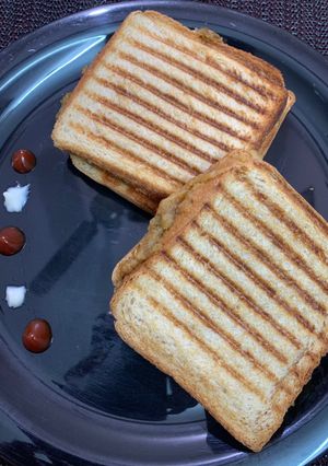 A picture of Capsicum aloo sandwich.