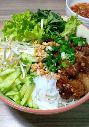 A picture of Bún Thịt Nướng (Vietnamese Grilled Pork with Vermicelli).