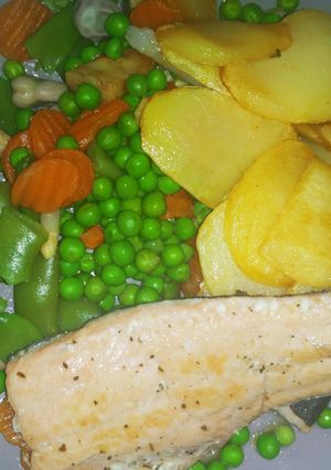 Una foto de Salmón, menestra y patatas