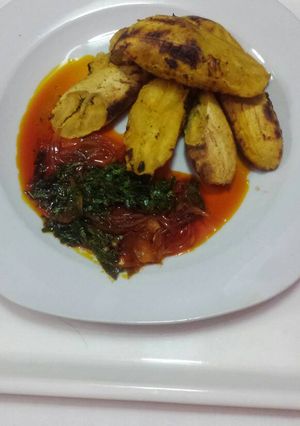 A picture of Roasted plantain and sauce.