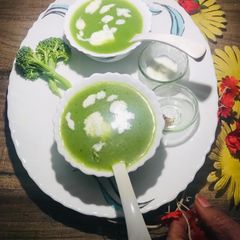 A picture of Broccoli Spinach almonds Soup.