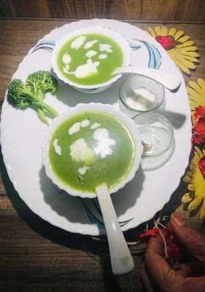 A picture of Broccoli Spinach almonds Soup.