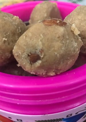 A picture of Gond ke ladoo.
