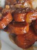 Chorizos veganos al vino blanco