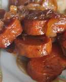 Chorizos veganos al vino blanco