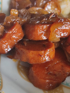 Una foto de Chorizos veganos al vino blanco