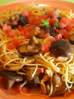 Una foto de Capellini con shiitakes y bacon