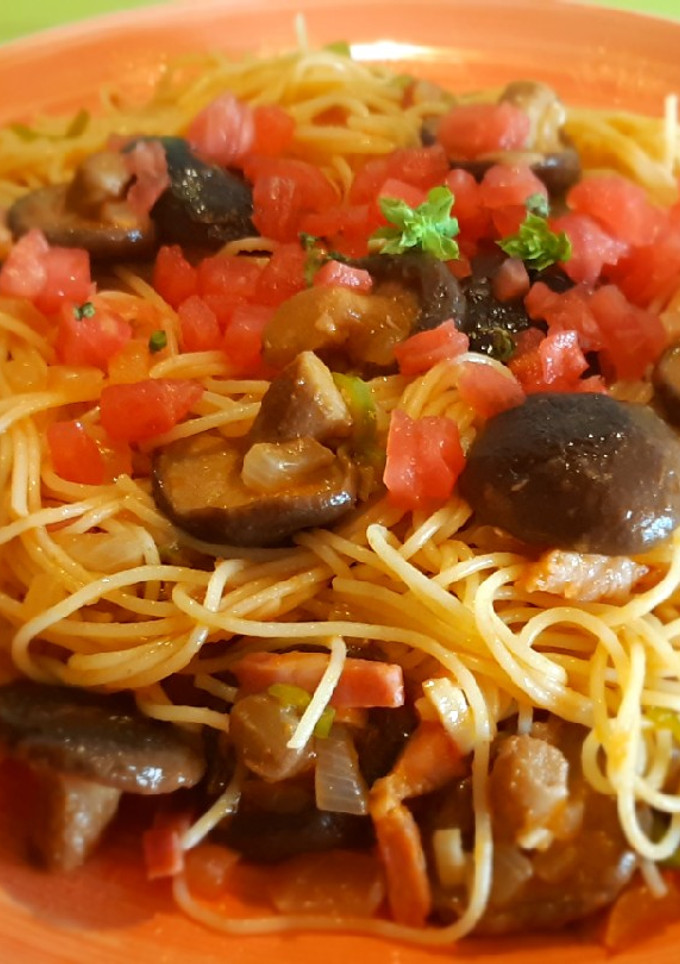 Una foto de Capellini con shiitakes y bacon