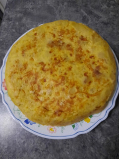 Foto principal de Tortilla de patatas rellena de jamón york y queso