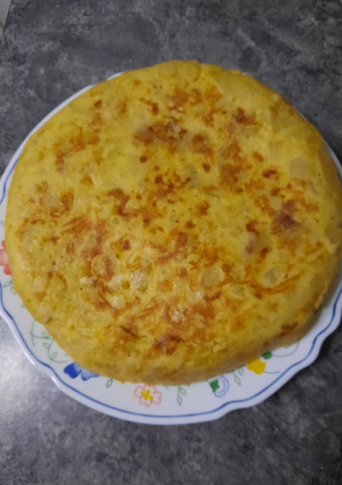 Una foto de Tortilla de patatas rellena de jamón york y queso