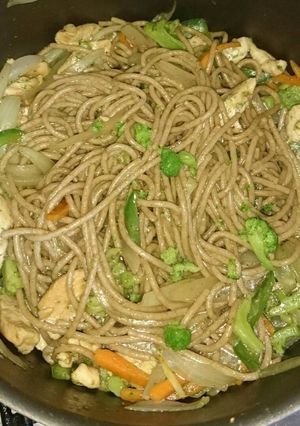 Una foto de Fideo integral con pollo y verduras (salteados)