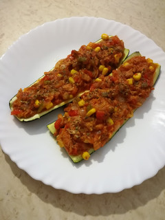 Una foto de Calabacines rellenos de atún