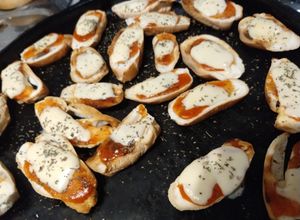 Una foto de Pizzetitas de pan tostado