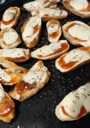 Una foto de Pizzetitas de pan tostado