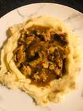 Estofado de pollo al vino tinto con puré de papá