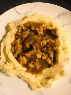 Una foto de Estofado de pollo al vino tinto con puré de papá
