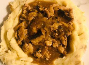 Una foto de Estofado de pollo al vino tinto con puré de papá