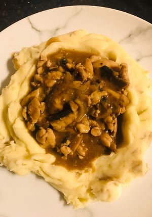 Una foto de Estofado de pollo al vino tinto con puré de papá