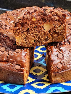 Una foto de Budín húmedo de algarroba con frutas