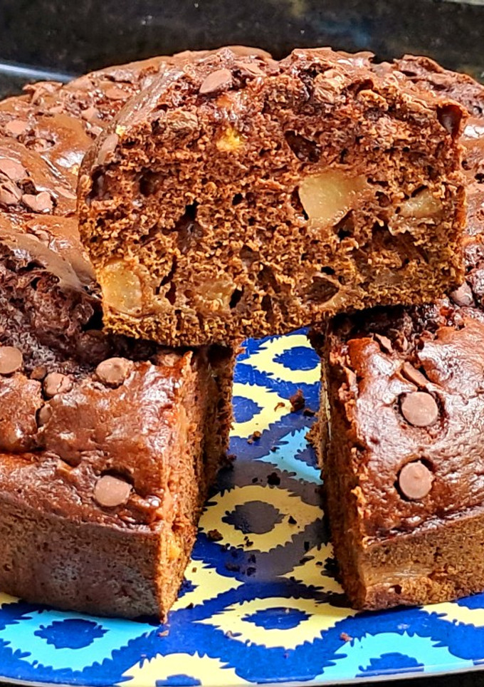 Una foto de Budín húmedo de algarroba con frutas