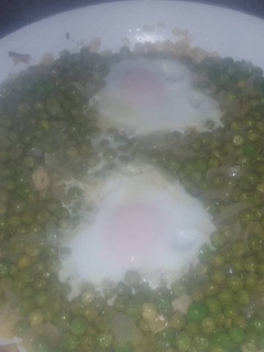 Una foto de Guisantes con huevo
