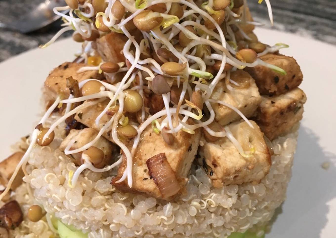 Timbal de quinoa con tofu y shiitakes