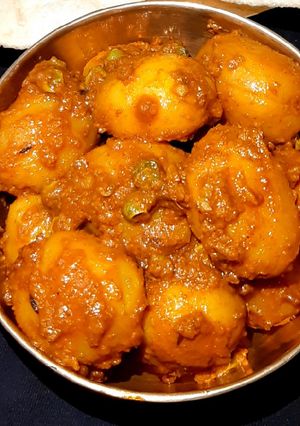 মটরশুঁটি দিয়ে আলুর দম রেসিপির প্রধান ছবি