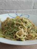 Espaguetis integrales con migas de brócoli