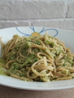 Una foto de Espaguetis integrales con migas de brócoli