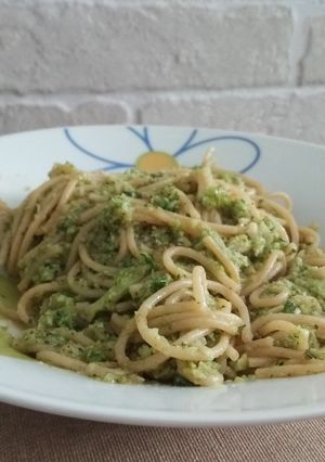 Una foto de Espaguetis integrales con migas de brócoli