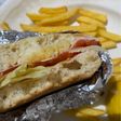Sándwich de pavo, lechuga, tomate, mayonesa, limón y patatas fritas