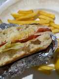 Sándwich de pavo, lechuga, tomate, mayonesa, limón y patatas fritas