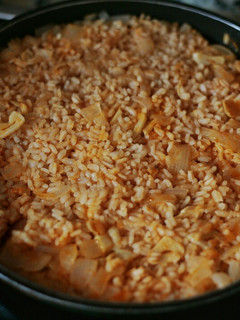 Una foto de Arroz rojo para acompañar (receta súper fácil)