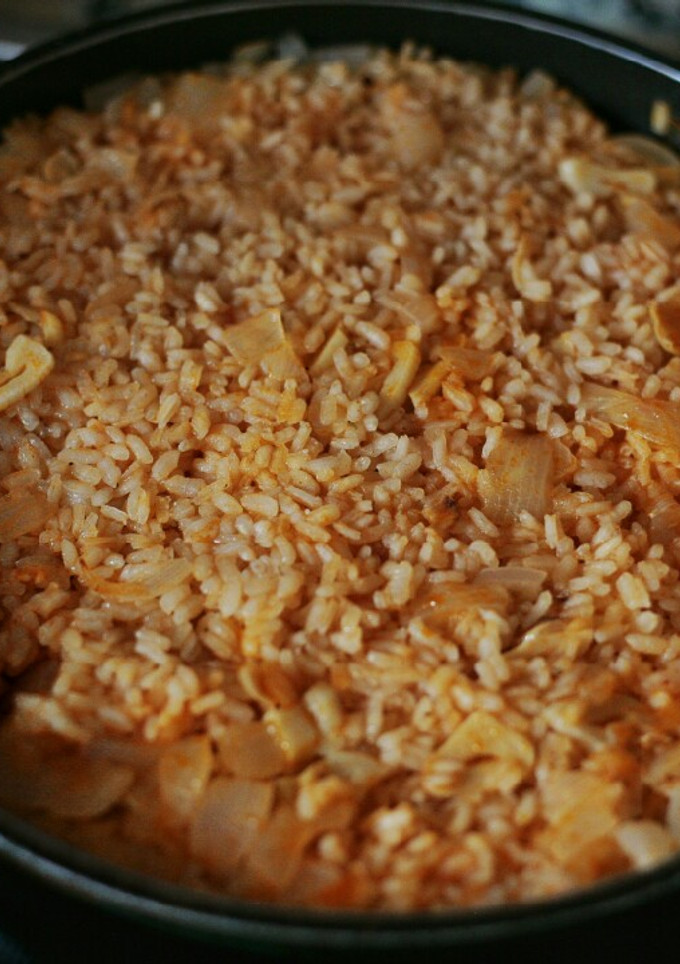 Una foto de Arroz rojo para acompañar (receta súper fácil)