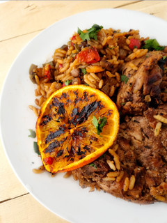 Una foto de Arroz con pollo jerk {receta jamaicana}