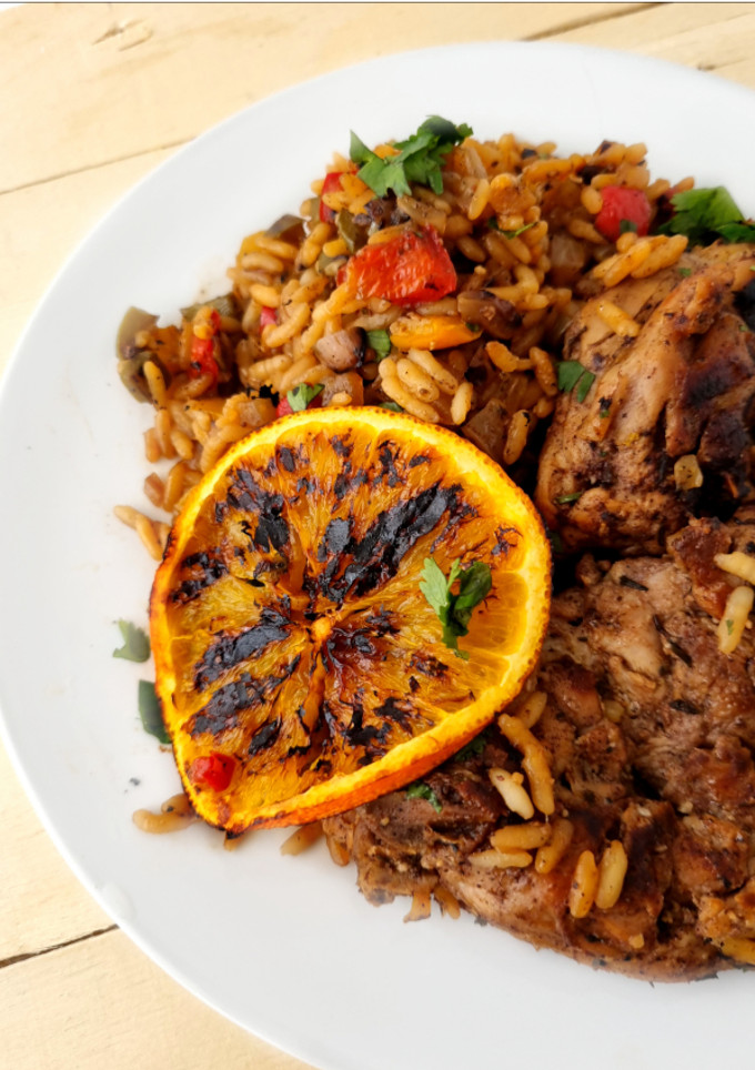 Una foto de Arroz con pollo jerk {receta jamaicana}