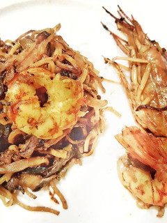 Una foto de Noodels crujientes con gambas, jengibre y verduras