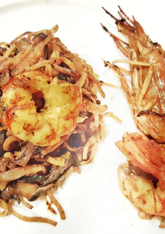 Una foto de Noodels crujientes con gambas, jengibre y verduras
