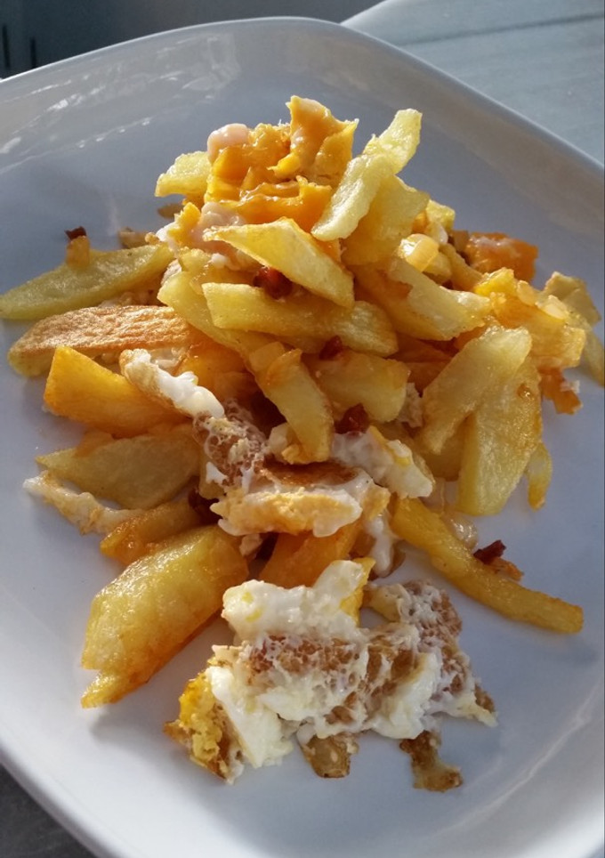 Una foto de Huevos Rotos