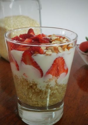 Una foto de Copa de quinua, yogurt y fresas