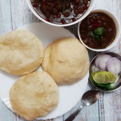 A picture of Bhature.