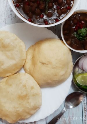 A picture of Bhature.
