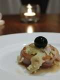Medallones de Solomillo de Cerdo con Bacon, Queso Emmental, reducción de Vino blanco y Aceitunas