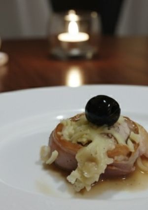 Foto principal de Medallones de Solomillo de Cerdo con Bacon, Queso Emmental, reducción de Vino blanco y Aceitunas