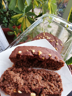 Una foto de Brownie de chococale 🍫 frutilla 🍓y avena